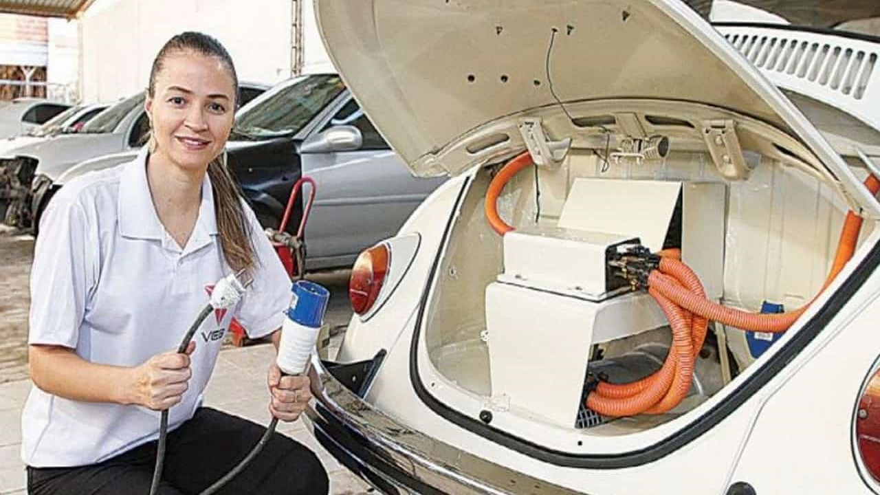 Engenheira do Espírito Santo transforma seu VW Fusca 1972 movido a gasolina em carro elétrico surpreendente