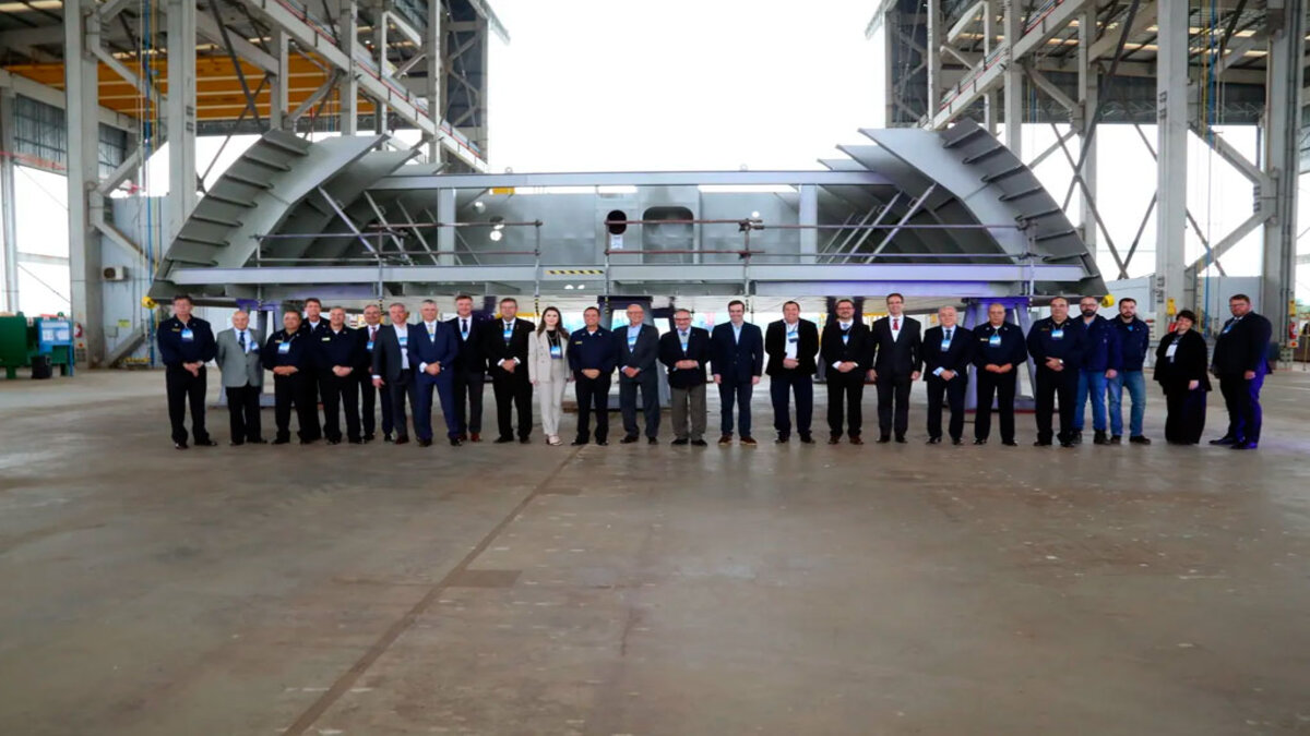 A apresentação do projeto da praça de máquinas do futuro navio Fragata Classe Tamandaré contou com demonstrações em mockups por parte da Marinha e da Águas Azuis para a qualificação nas normas e necessidades do programa.