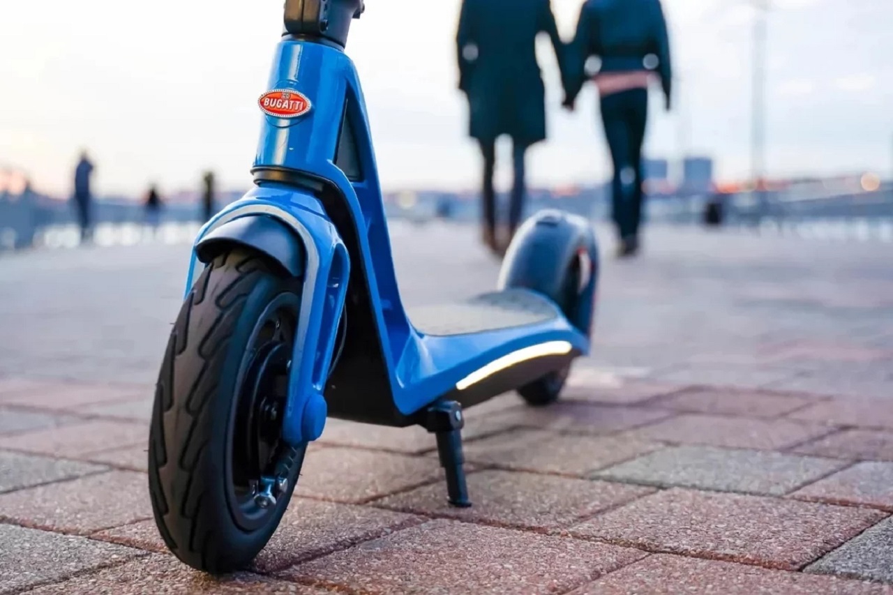 Scooter elétrica da Bugatti chega ao mercado automotivo custando menos de R$ 8 mil