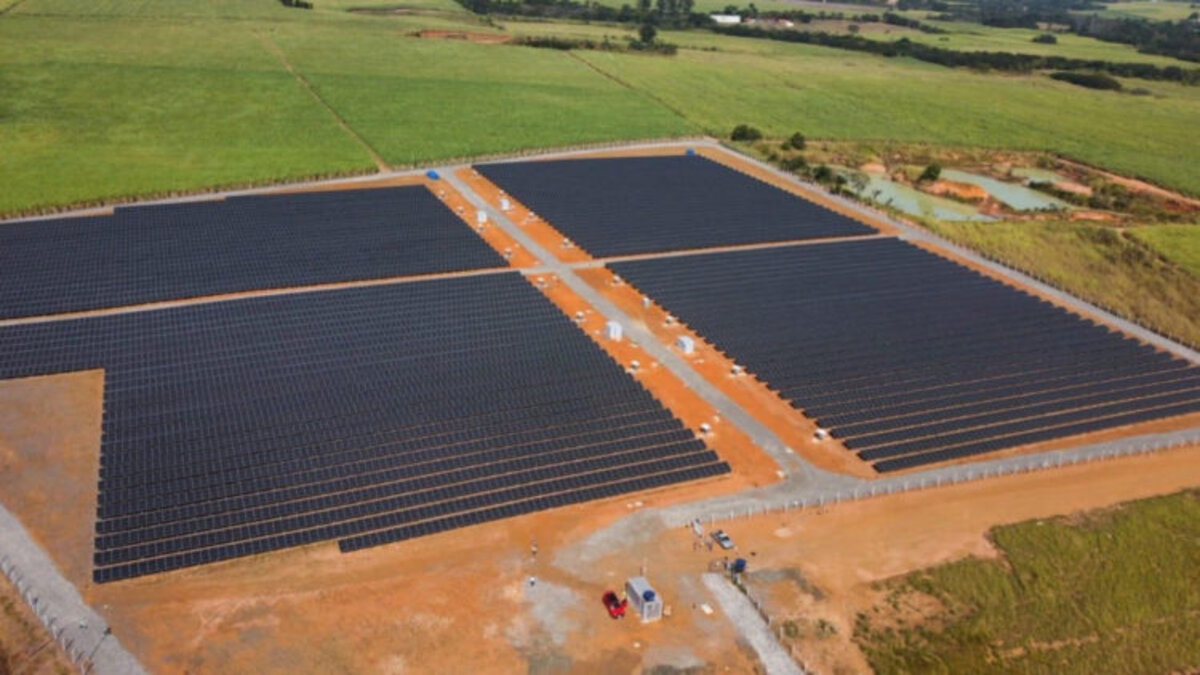 A empresa Âmbar Energia inaugura primeira usina de energia solar que visa atender dois frigoríficos. Dessa forma, as expectativas são altas, tendo em vista o investimento feito em São Paulo, para ter sua geração própria e de forma renovável, uma vez que ela suprirá a demanda de diversos clientes.
