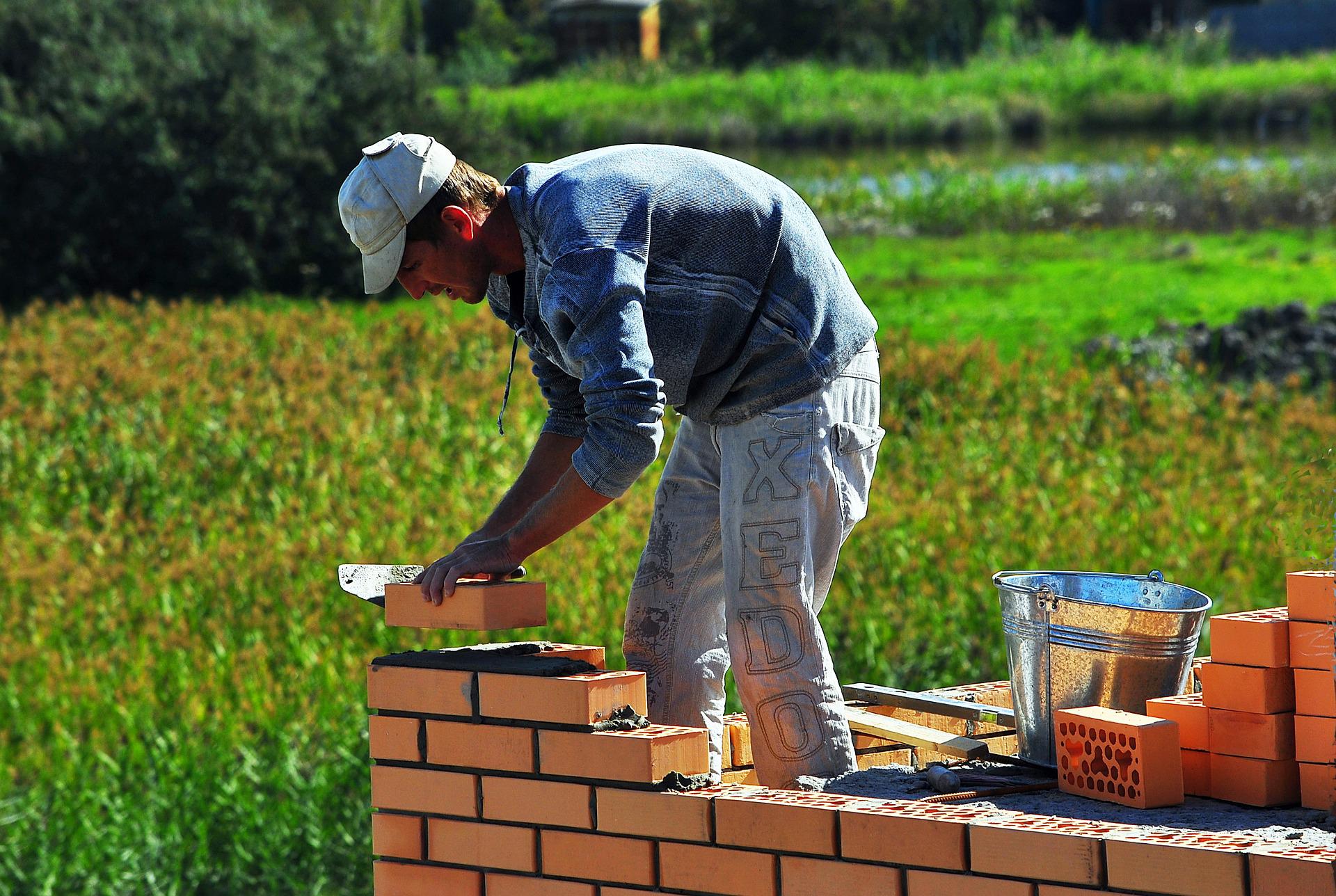 Hospital Santa Casa tem vagas de emprego em Porto Alegre (RS) para pedreiro, pintor, serralheiro, servente, mestre de obras [sem ensino médio]