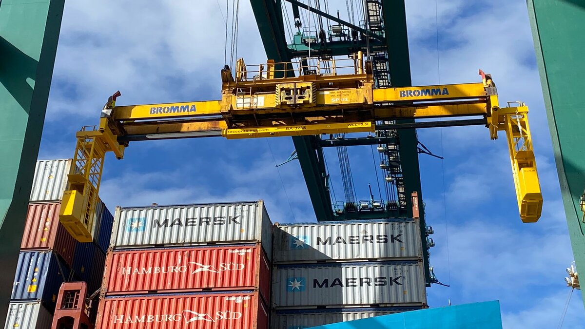 Porto Itapoá é o primeiro terminal portuário do Brasil a contar com gaiola modelo gôndola. A nova aquisição é animadora, pois o equipamento possibilitará a peação e a despeação de contêineres com mais segurança e eficiência, além de garantir maior capacidade operacional ao porto.