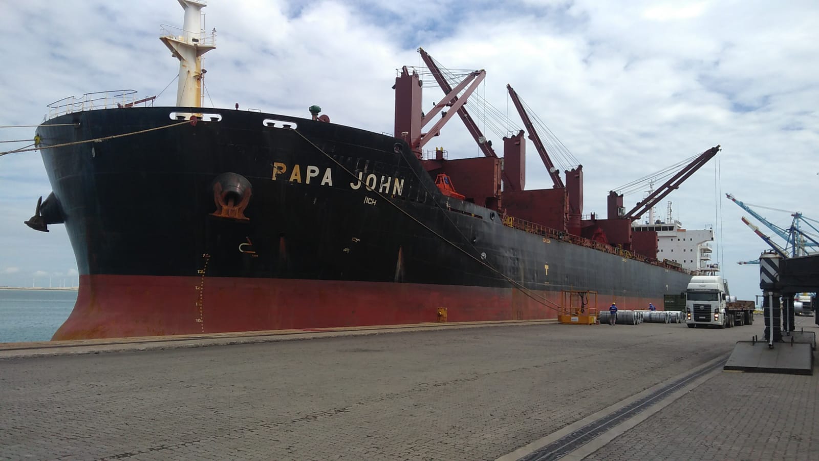 As mais de 10 mil toneladas de fertilizantes que chegaram ao Porto do Pecém por meio do desembarque do navio Papa John no complexo serão essenciais para o aquecimento da economia do estado do Ceará em meio às instabilidades do mercado internacional.