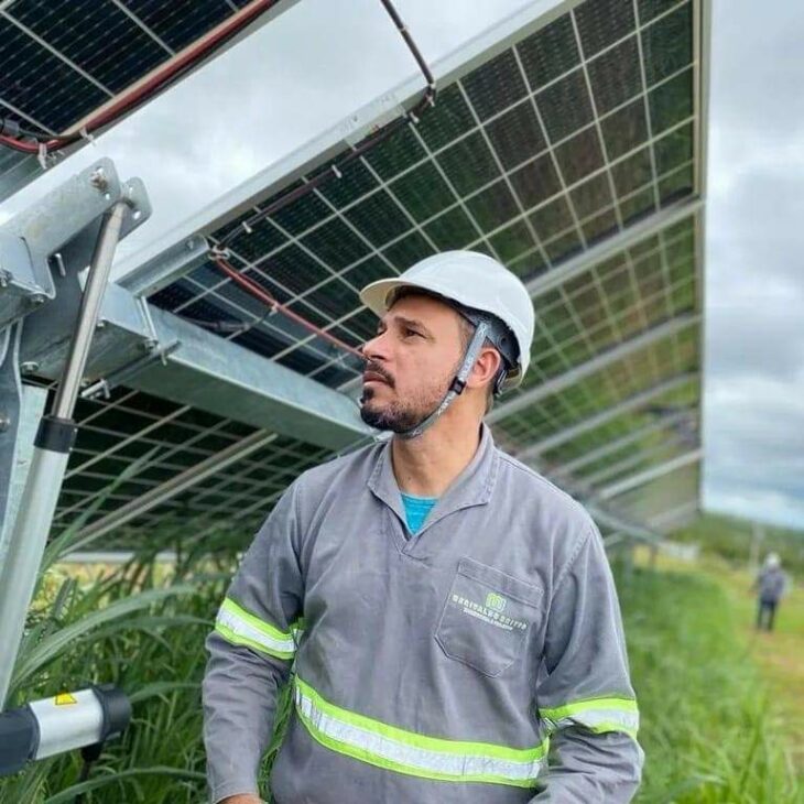 Merivaldo Britto, Ingeniero electricista, activo en el sector de energía solar fotovoltaica