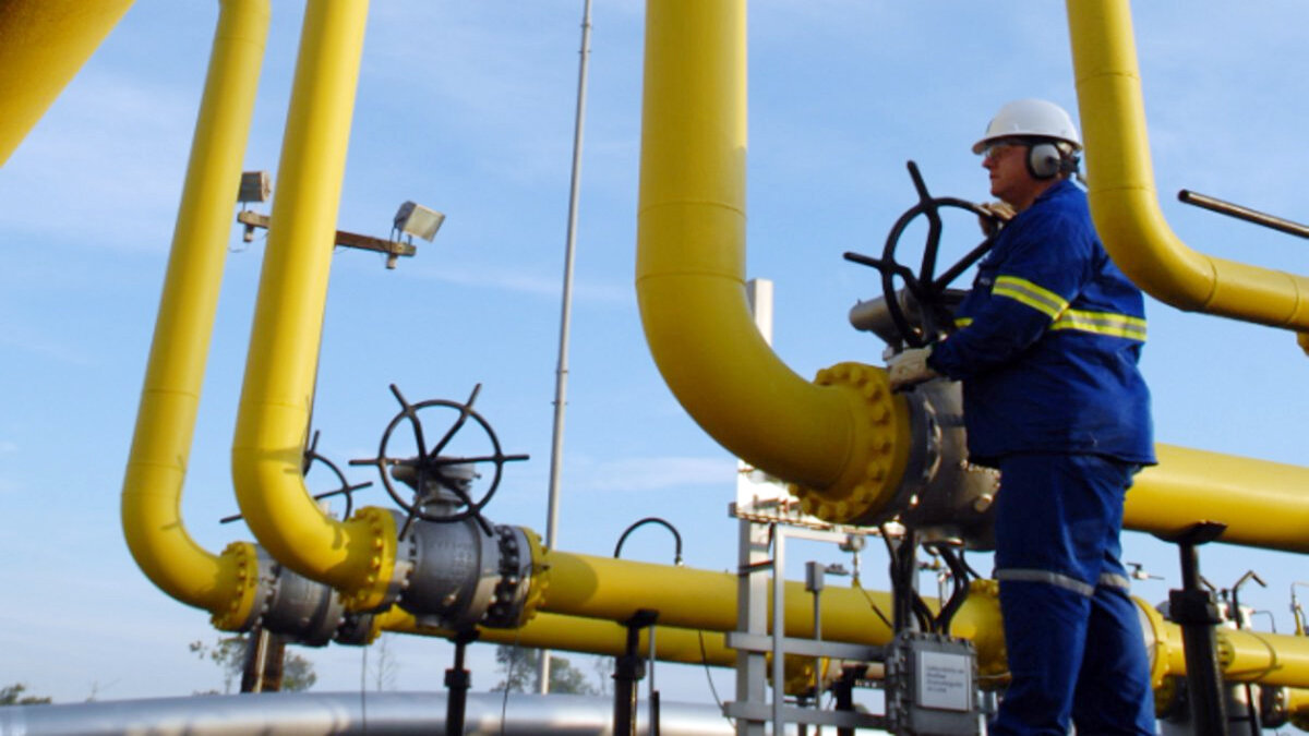 Após adquirir a Gaspetro, agora Commit, a Compass se propôs a realizar um plano de desinvestimento em seus ativos no setor de combustíveis e espera agora arrecadar um total de R$ 900 milhões com a venda da participação em distribuidoras de gás natural.