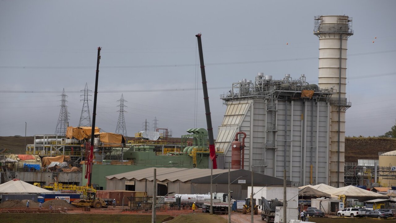 A cidade de Macaé possui atualmente um projeto de complexo com 15 termelétricas para operarem na região, mas pode sofrer com falta d’água em razão da influência da produção de energia no curso do Rio Macaé.