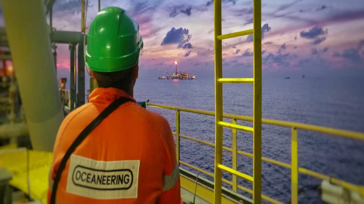 Visando buscar profissionais capacitados para integrar a sua equipe, a Oceaneering está recrutando candidatos para participar de seus processos seletivos e ocupar as vagas de emprego on e offshore no Rio de Janeiro, Macaé e Niterói.