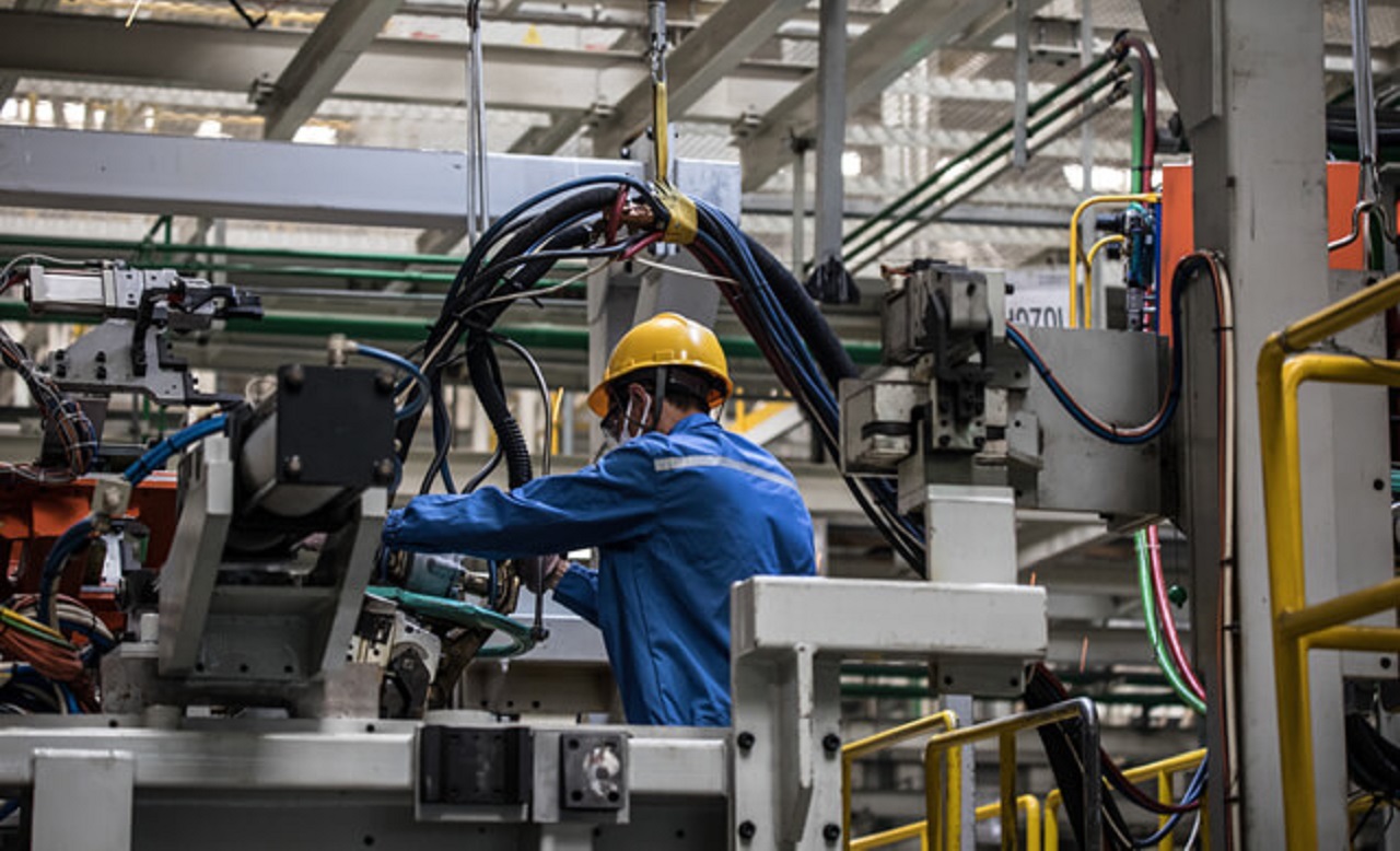 Mão de Obra qualificada executando serviço na indústria