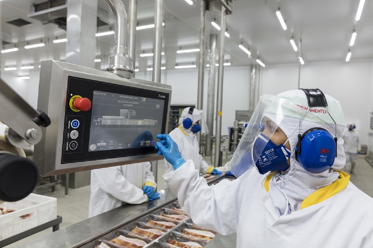 Multinacional do ramo alimentício, JBS, anuncia centenas de novas vagas de emprego para candidatos de SP