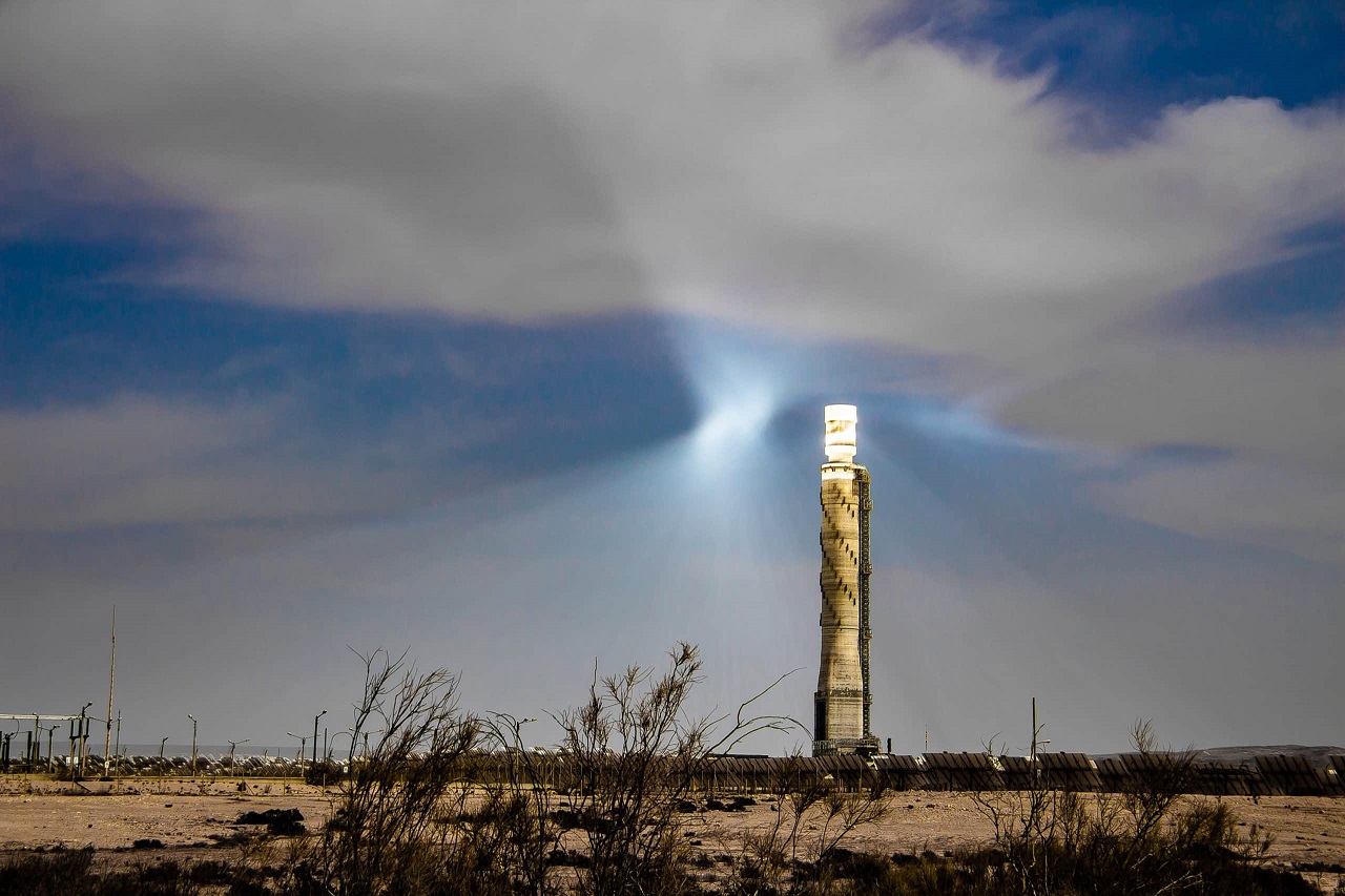 Torre de energia solar gigante 'Olho de Sauron' de 245 metros de altura situada no deserto de Israel está revolucionando o mercado