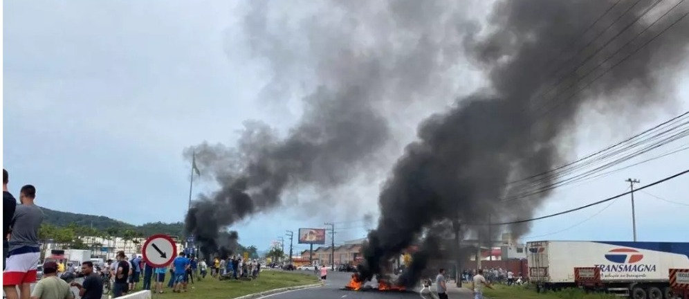 VÍDEO: Eleitores do Bolsonaro bloqueiam estradas de SC ao não aceitar vitória de Lula, gasolina e diesel pode faltar nos postos