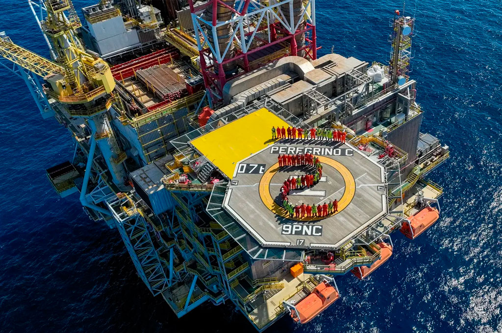 O início da operação da plataforma de óleo e gás offshore Peregrino C na Bacia de Campos marca um grande momento para a petroleira no Brasil. A Equinor pretende utilizar esse momento para gerar vagas de emprego e expandir sua presença no mercado nacional.