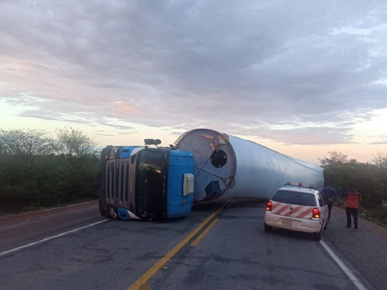 Tragédia: Transporte de pá eólica termina em duas após acidente na estrada que liga os municípios pernambucanos de Lagoa Grande e Petrolina