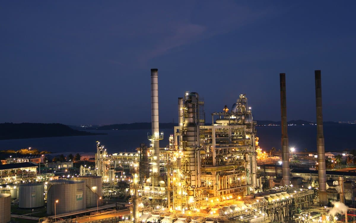 A parada programada da Refinaria de Mataripe será essencial para novas melhorias operacionais que garantirão mais qualidade na produção. O novo contrato entre a Acelen e a Tenenge prevê o fornecimento de serviços de manutenção de ponta na estrutura.