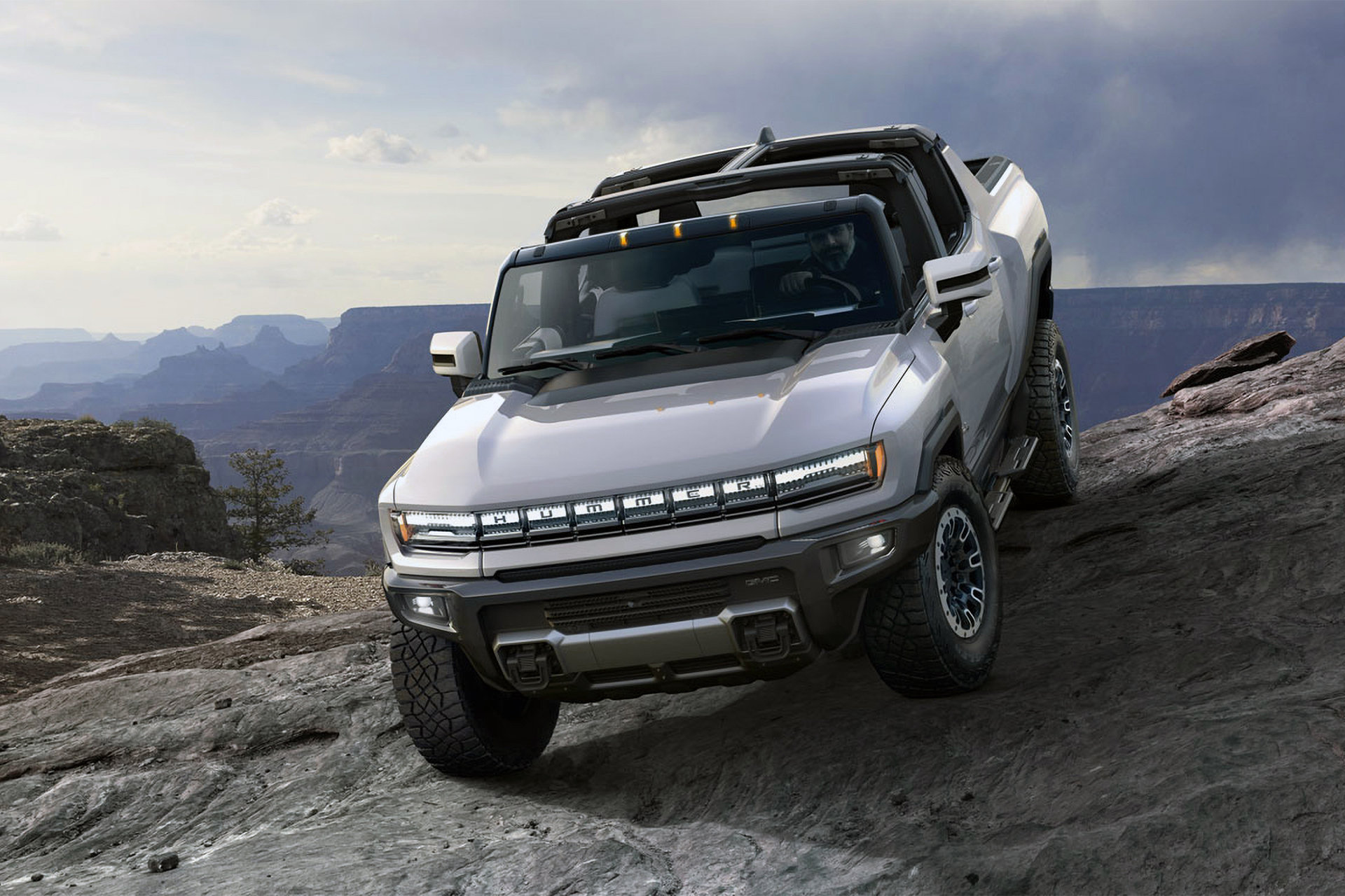 Conheça a picape elétrica Hummer EV de R$ 2,3 milhões adquirida recentemente pelo ator Felipe Tito, veículo tem função que permite andar de lado