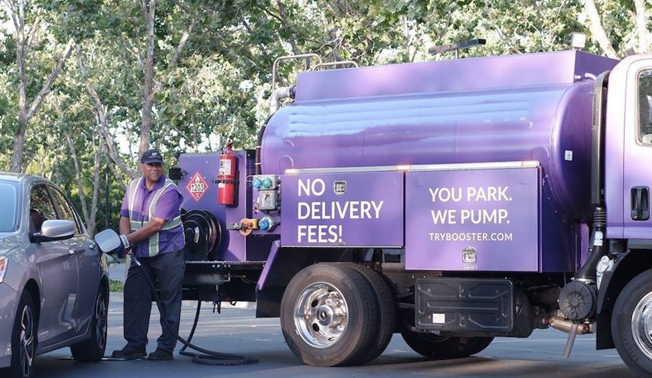 Delivery de gasolina abastecimento de carro com combustível