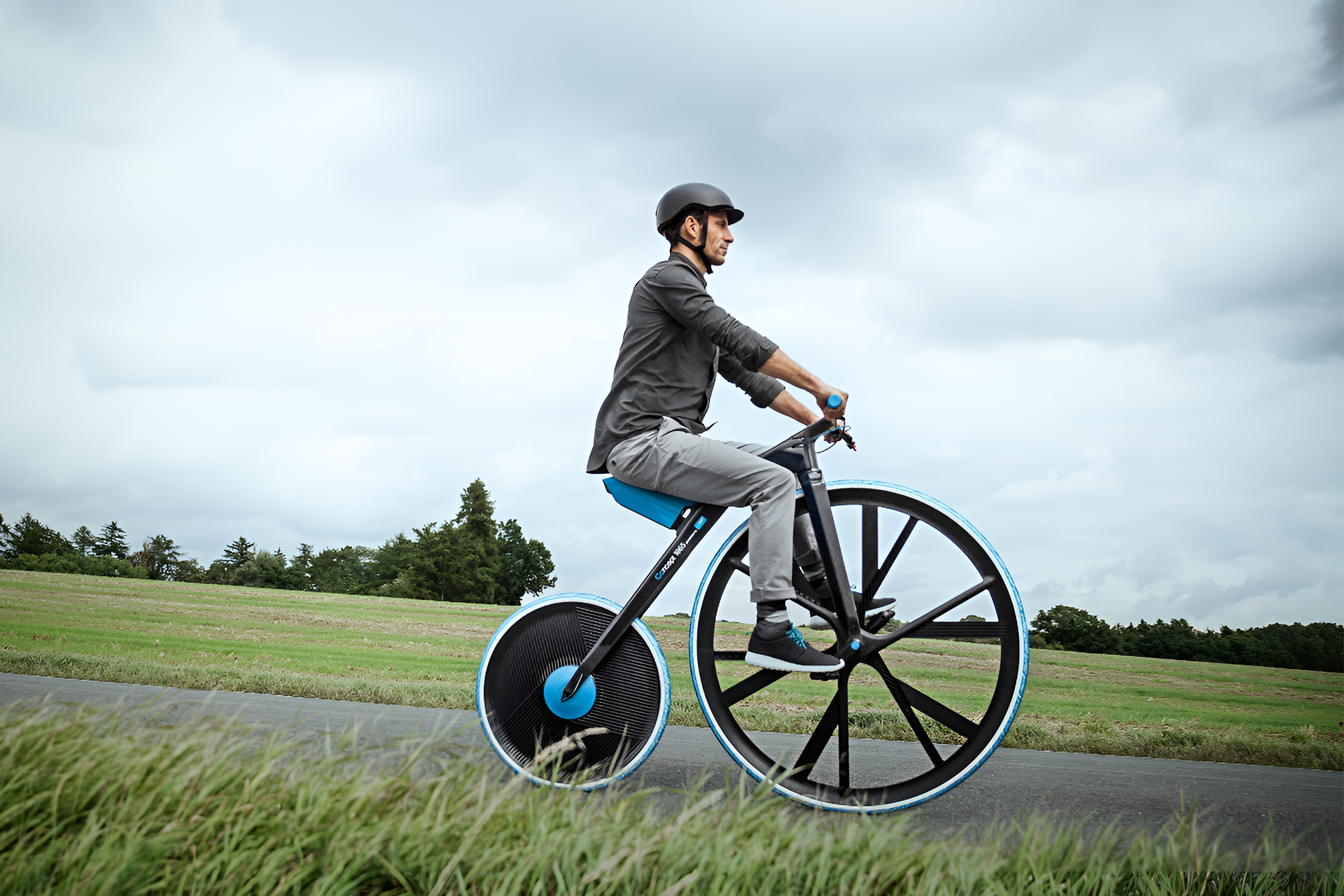 Do passado diretamente para o futuro! Bicicleta antiga ganha versão elétrica futurista com motor 250 watts e bateria removível embaixo do selim