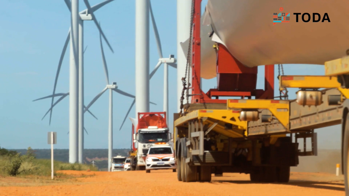 Caminhões carregando pás eólicas ao RN