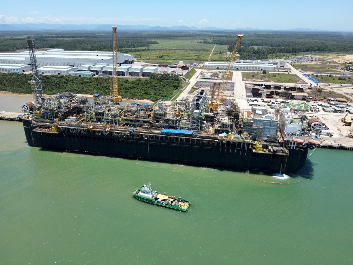 O documento do Ibama tem validade de 8 anos e permitirá à estatal a produção de petróleo e gás natural com o auxílio das plataformas FPSO. A Petrobras já poderá dar início à campanha de exploração no pré-sal da Bacia de Santos nos próximos dias.