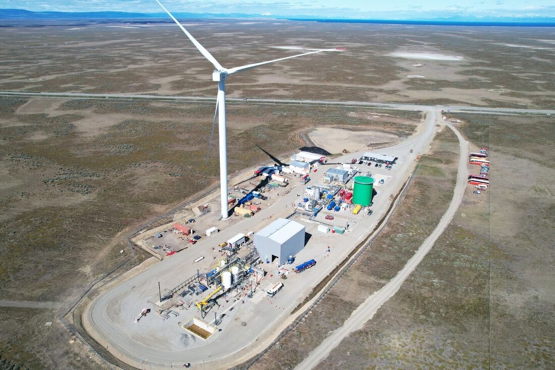 A gasolina sintética sem petróleo é a nova aposta para o futuro do mercado de combustíveis global, visando suprir a alta demanda do produto. A usina de produção do recurso, chamada de Haru Oni, já iniciou as operações e funciona a todo vapor.