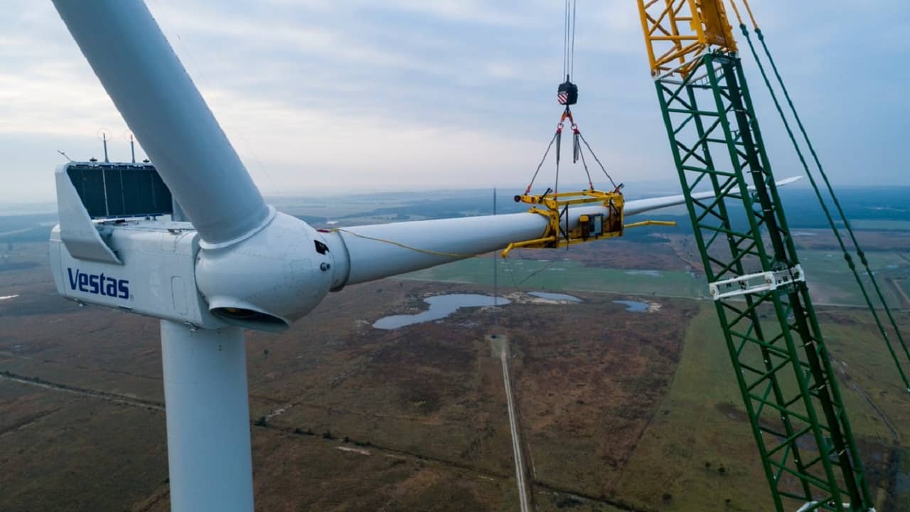A Vestas agora é cliente da Casa dos Ventos com o novo contrato, fechando um ciclo de produção e fornecimento do recurso. O acordo prevê o abastecimento e 100% da produção das turbinas com a energia eólica gerada pela casa.
