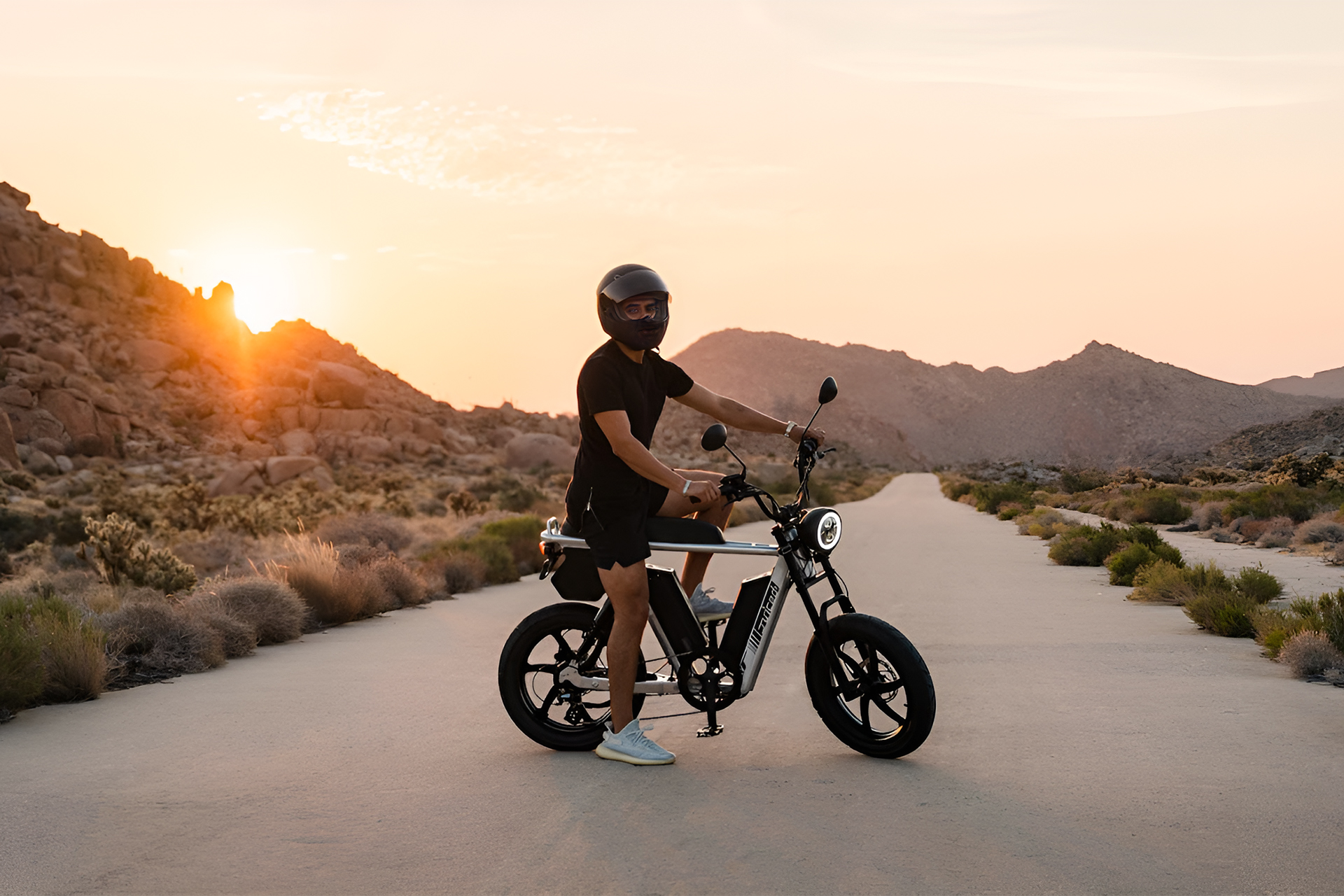 Bicicleta elétrica super potente vem com duas baterias e impressiona pela sua autonomia, veículo possui motor de 1000 watts e atinge uma velocidade de até 56 km h 
