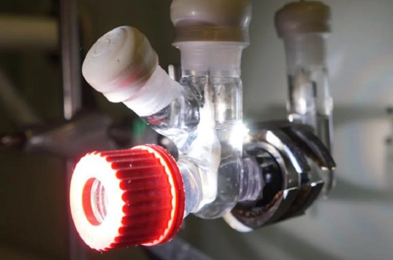 Cientistas desenvolvem reator movido a energia solar capaz de reciclar plástico e gás poluente