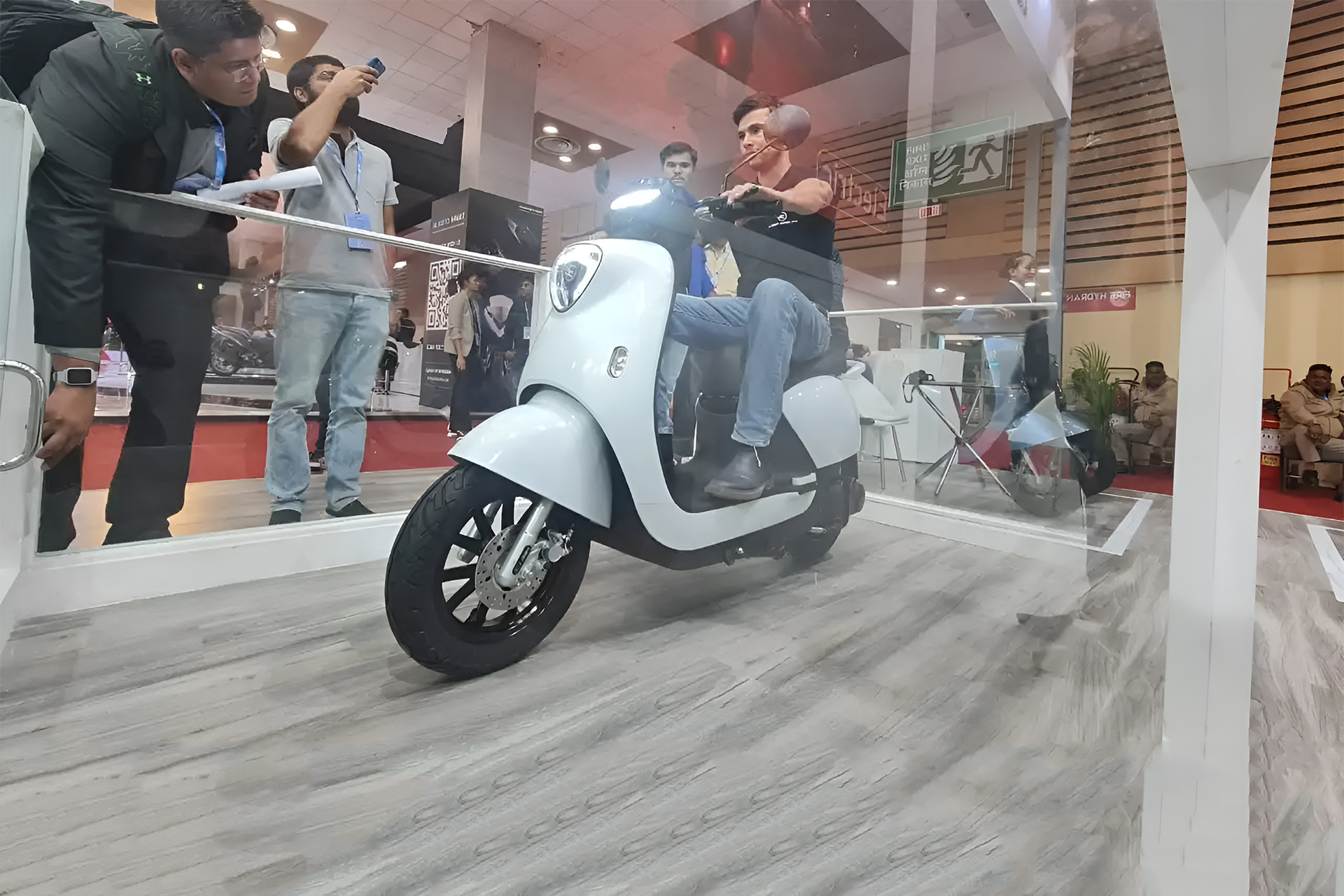 Empresa cria Scooter elétrica que se equilibra sem o usuário precisar colocar o pé no chão, além de ter várias outras características incríveis