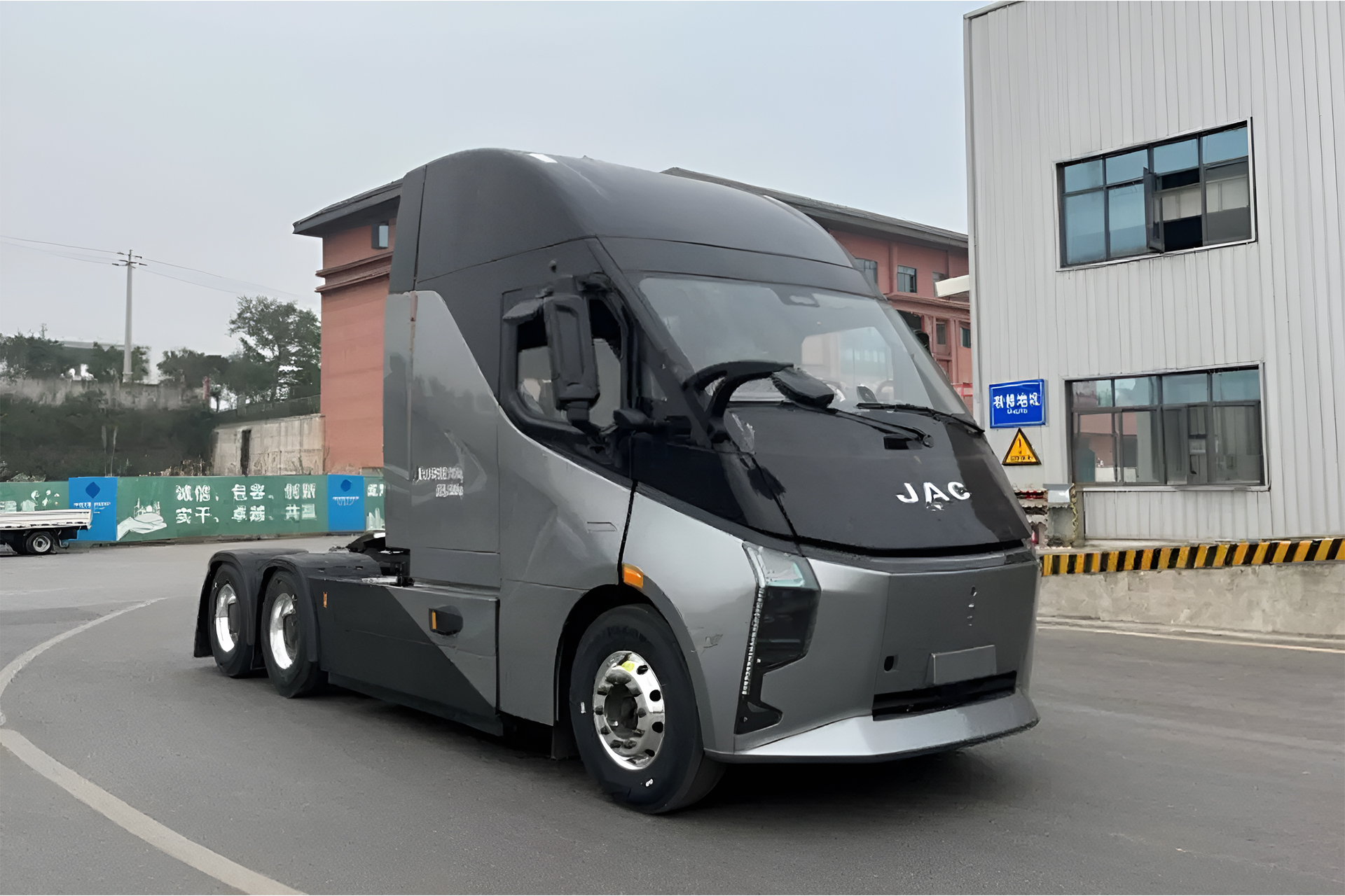 JAC desafia a Tesla com o anúncio de caminhão elétrico com dois motores que somam 492 KW de potência e autonomia de até 200 quilômetros