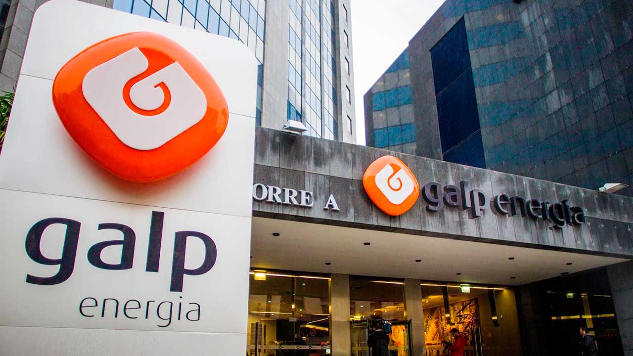 O leilão do primeiro óleo produzido no campo de Atap, na bacia de Santos, vai arrecadar 210 milhões de reais para o tesouro estadual, maior preço para o petróleo da União.