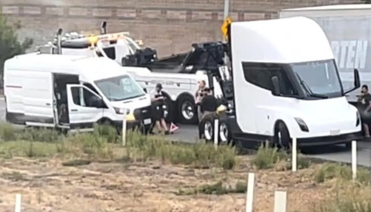 Tesla Semi é visto quebrado na estrada e preocupa amantes dos veículos elétricos. Veja o motivo da quebra