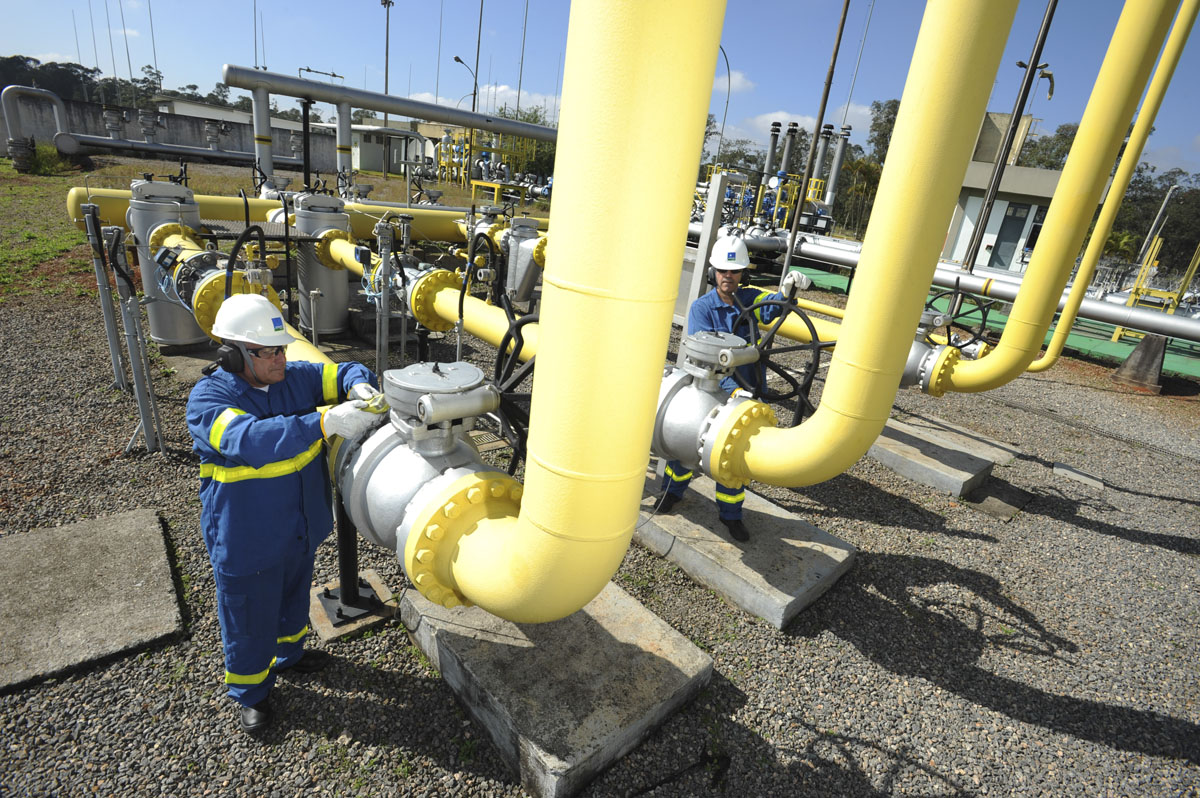 Distribuidora Comgás, busca gás natural visando repor contratos com a Petrobras que tem estimativa de vencimento até o final do ano de 2023. Os contratos com a estatal geram cerca de 12,8 milhões de m³/dia para a empresa.