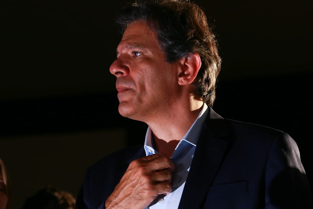 A medida de prorrogação da isenção dos tributos federais sobre a gasolina e o etanol foi tomada em um dos primeiros atos do Governo Lula. O ministro Fernando Haddad aguarda o sinal verde do presidente para suspender a isenção como forma de arrecadação monetária.