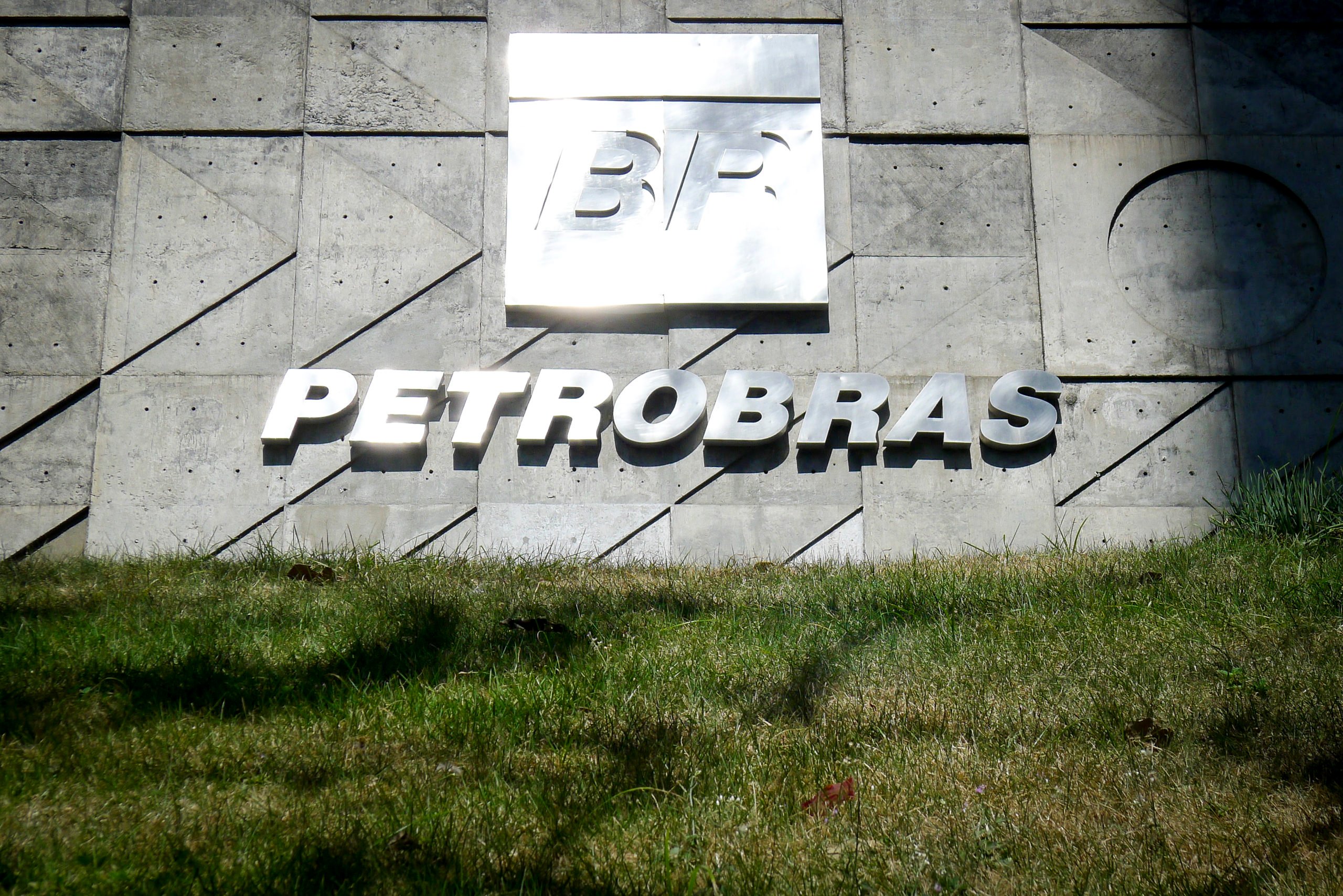 Os reajustes trimestrais nos valores cobrados pela Petrobras às distribuidoras consideram o cenário internacional do barril de petróleo. A estatal anunciou uma queda de 11,1% no preço do gás natural repassado às companhias. 