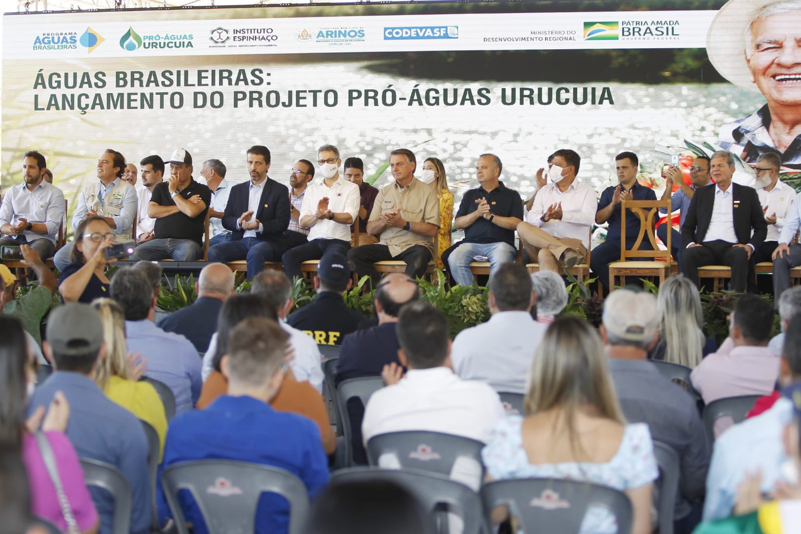 O projeto de revitalização da baica hidrográfica do Rio Urucuia será beneficiado com alguns milhões em investimentos aplicados pela estatal. O acordo entre a Petrobras e o Ibama prevê um forte apoio ao desenvolvimento do Pró-Águas Urucuia nos próximos anos.