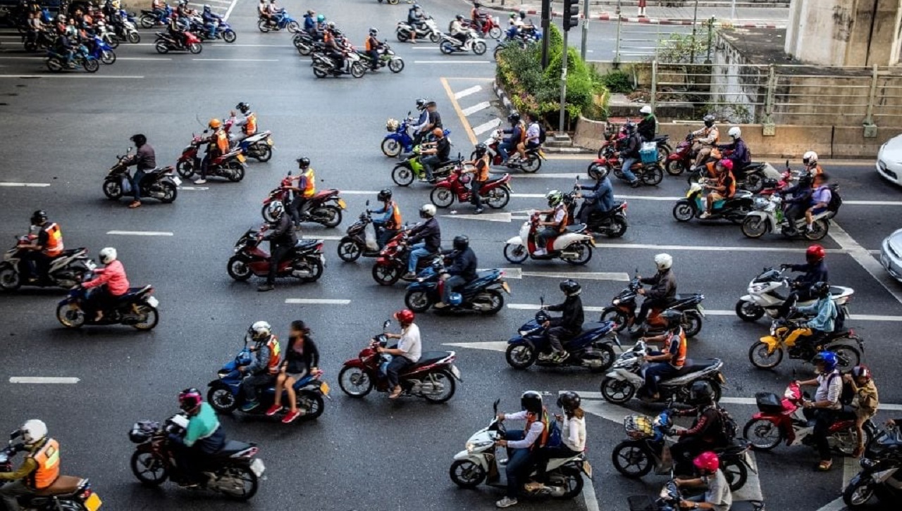 Motos elétricas e scooters na hora do rush em São Paulo
