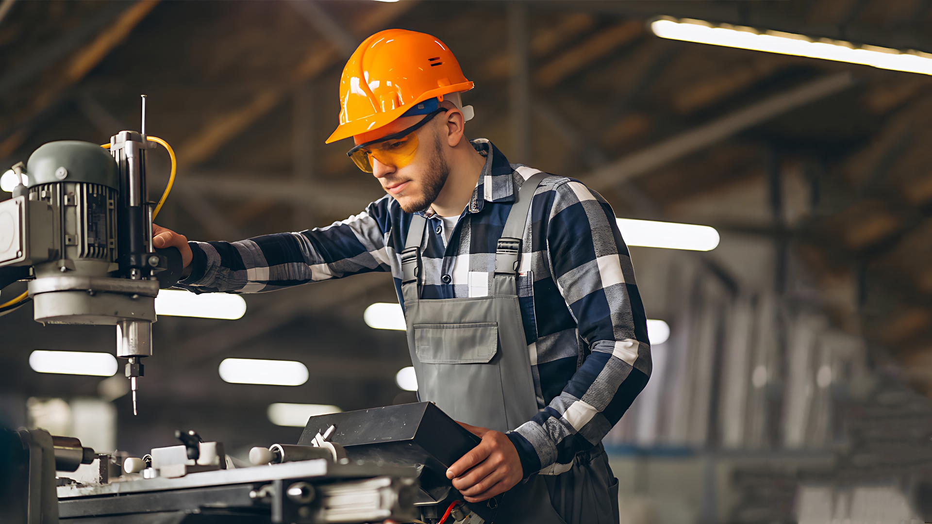 Refeição no local e vale transporte, siderúrgica oferece vagas sem experiencia para técnicos em mecânica, eletromecânica, eletrotécnica, metalurgia