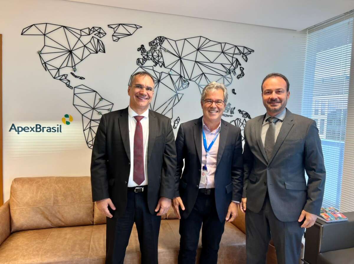 Governo do Ceará negocia parceria com a ApexBrasil para atração de investimentos estrangeiros voltados ao hub de hidrogênio verde e à Zona de Processamento de Exportação.