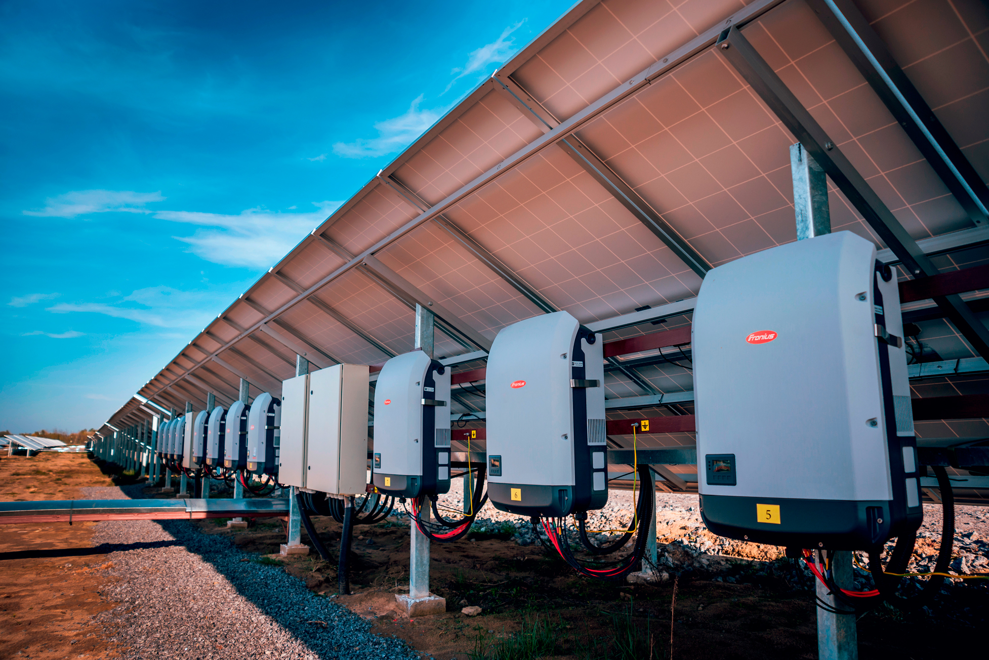 A empresa já havia realizado um investimento de 187 milhões de euros para expandir as linhas de produção de inversores. Agora, a Fronius se prepara para investimentos ainda maiores, visando um forte crescimento no mercado global.