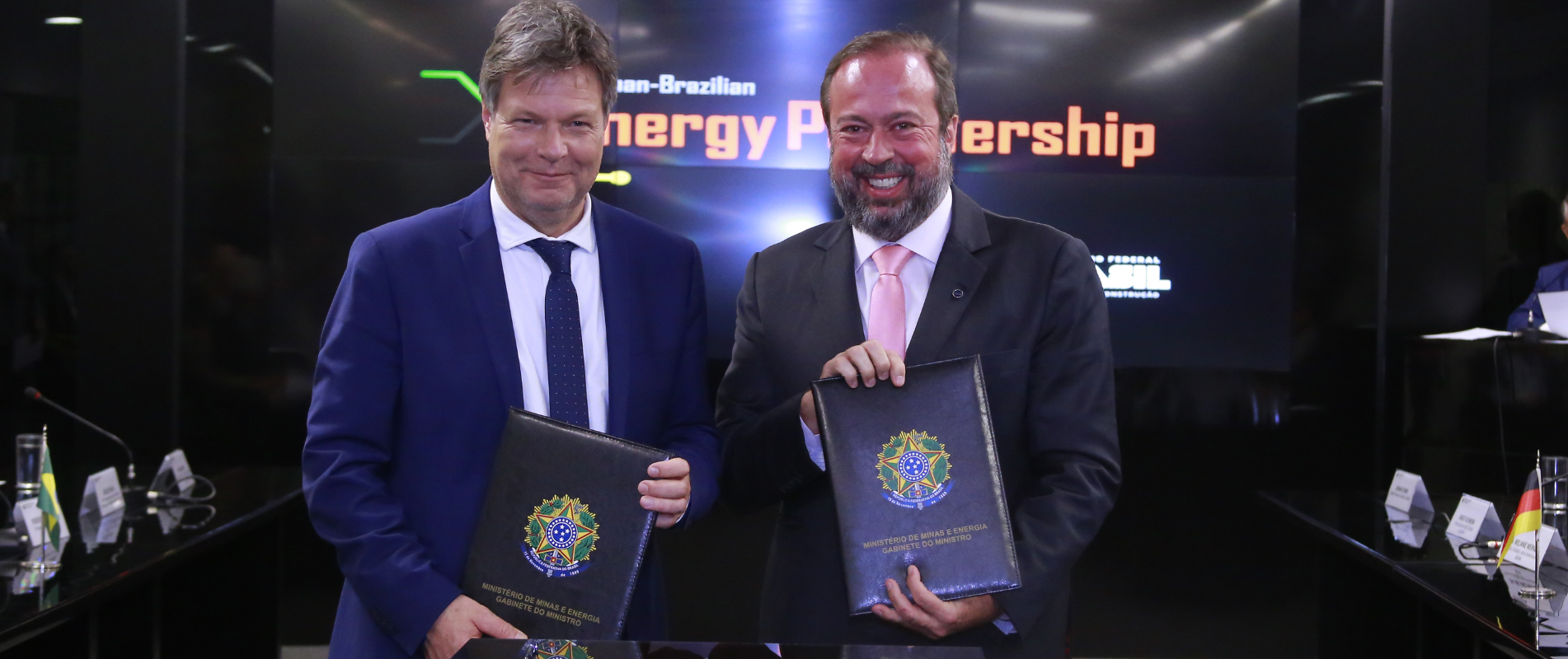 O objetivo com o contrato é atrair investimentos para um parque industrial de hidrogênio verde no futuro. O Ministério de Minas e Energia quer unir forças com a Alemanha para proporcionar um impulsionamento do mercado do combustível nos próximos anos.