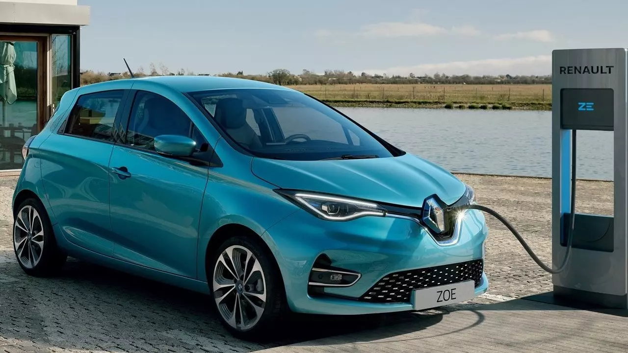 Equilibrando preço e eficiência, a Renault pode estar prestes a revolucionar o segmento de carros elétricos. Um novo modelo, utilizando bateria de sódio, está em desenvolvimento e pode ser a solução para gerar modelos mais baratos no mercado.