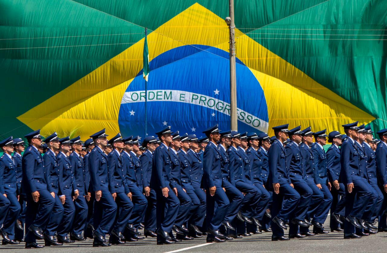 A Aeronáutica e o Exército Brasileiro estão com inscrições abertas para a contratação imediata de profissionais com nível superior