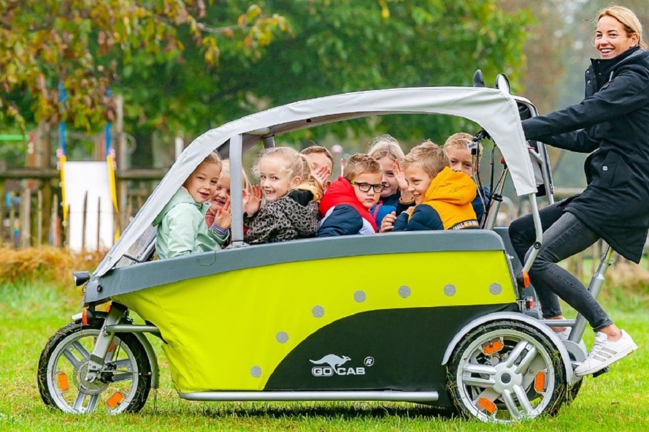 Nova bicicleta elétrica revoluciona o transporte de famílias com capacidade para até 8 crianças simultaneamente