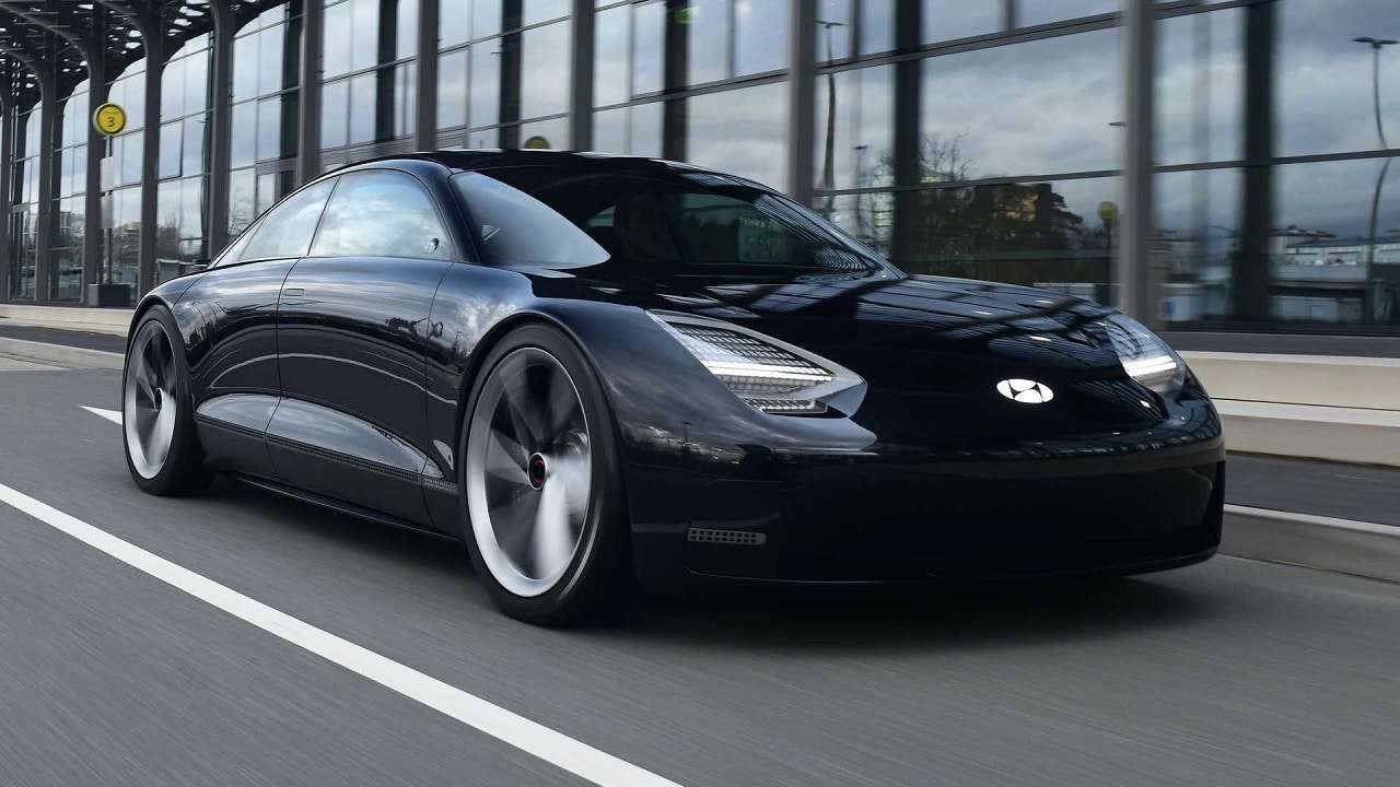 A Hyundai acaba de anunciar seu novo carro elétrico, Ioniq 6, que promete ser um concorrente à altura do Tesla Model 3. Veículo entrega 580 km de autonomia e design futurista.