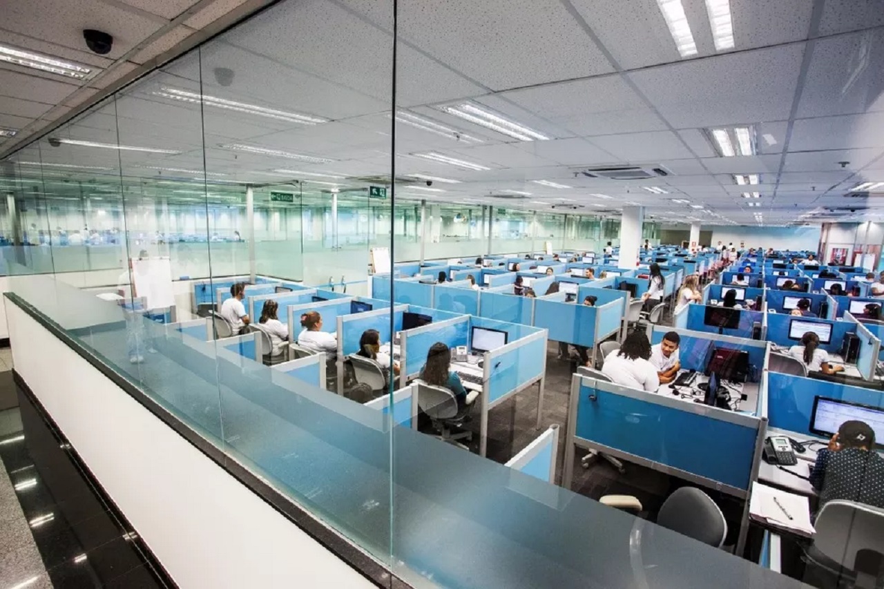 Empresa de telemarketing abre mais de 1000 vagas para candidatos sem experiência em call center 