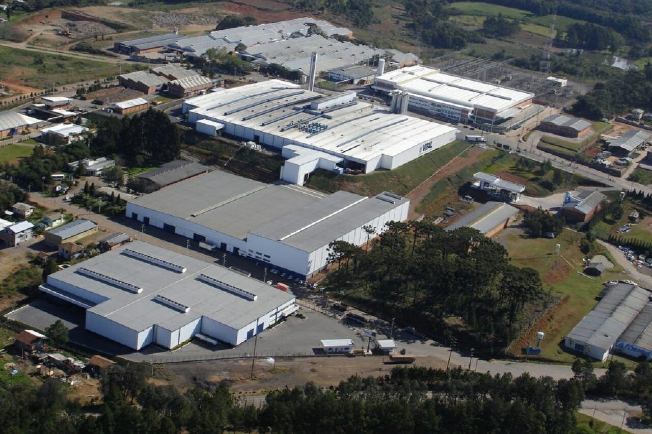 Empresa inova com substituto de derivado de petróleo feito a partir de resíduos de árvore