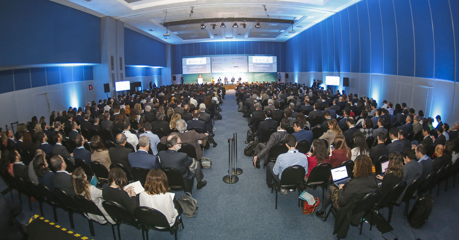 O desafio de descarbonizar a matriz energética é um dos principais temas a serem abordados durante a transição energética. O Brasil já possui uma matriz limpa, com 85% da capacidade de geração de energia proveniente de fontes renováveis. O aumento da participação de fontes limpas não hídricas deve continuar, visto que a fonte hidrelétrica pode esgotar em um futuro próximo. O Operador Nacional do Sistema Elétrico (ONS) está analisando novos papéis para a termoeletricidade, que deve ser mantida como uma fonte complementar.