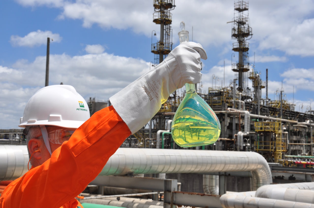 A empresa está produzindo o Diesel Renovável a partir do coprocessamento do petróleo com materiais de origem renovável. O objetivo da Petrobras é intensificar as operações na refinaria Repar.