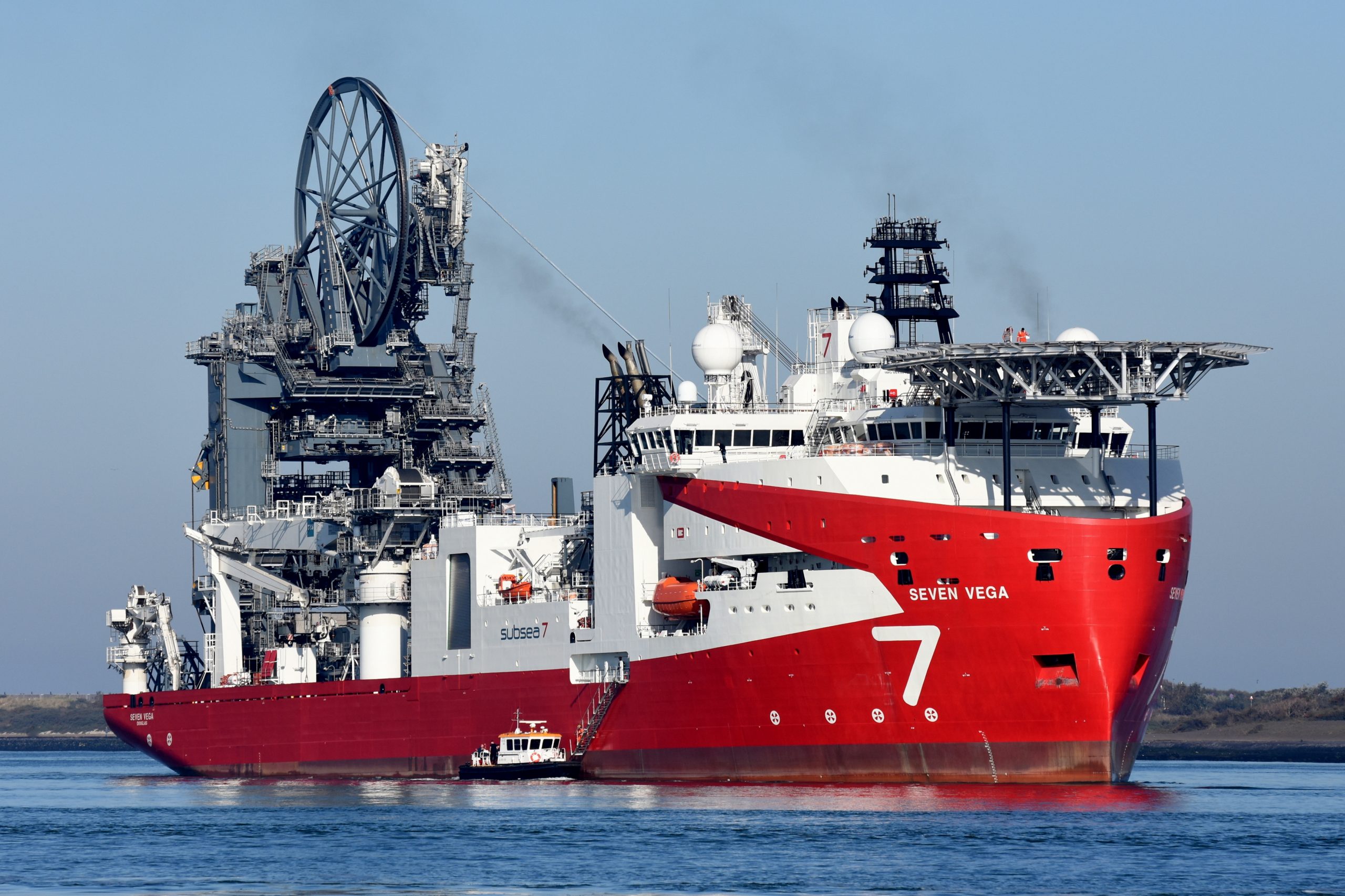O navio Seven Vega irá atuar na região da Bacia de Santos, operado pela Equinor, nos serviços offshore. Essa é mais uma adição importante para a frota de apoio da Subsea7.