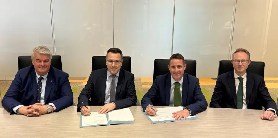 Ceremonia de firma de contrato entre los ejecutivos de Seaway7, Subsea 7 y ScottishPower Renewables para un contrato de energía eólica marina en el Reino Unido.